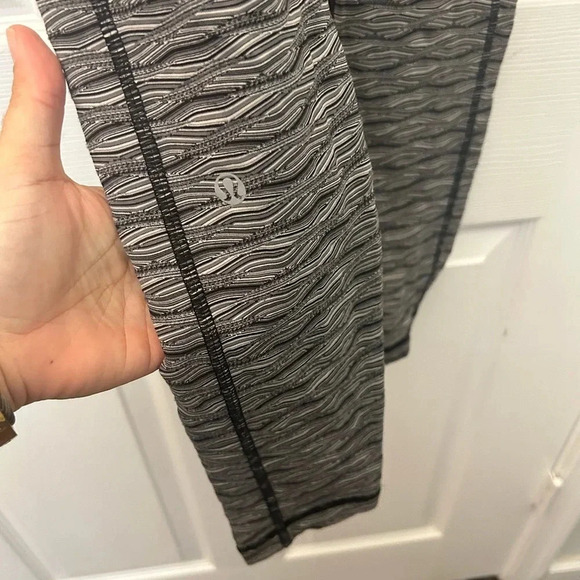 ! LULULEMON Speed Tight II Textured Wave Black Silver Spoon - Picture 7 of 7